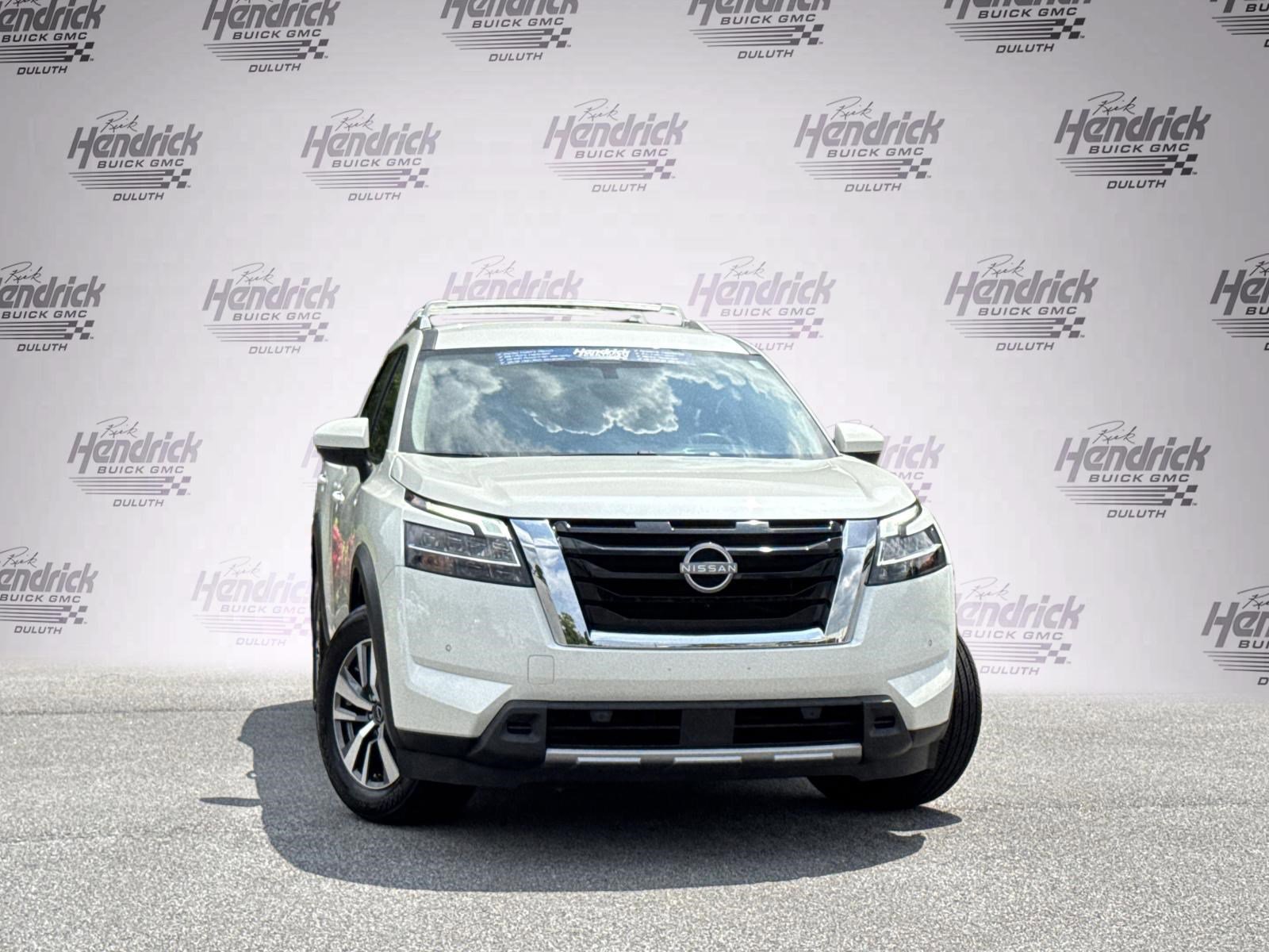 Used 2024 Nissan Pathfinder SL FWD image 2