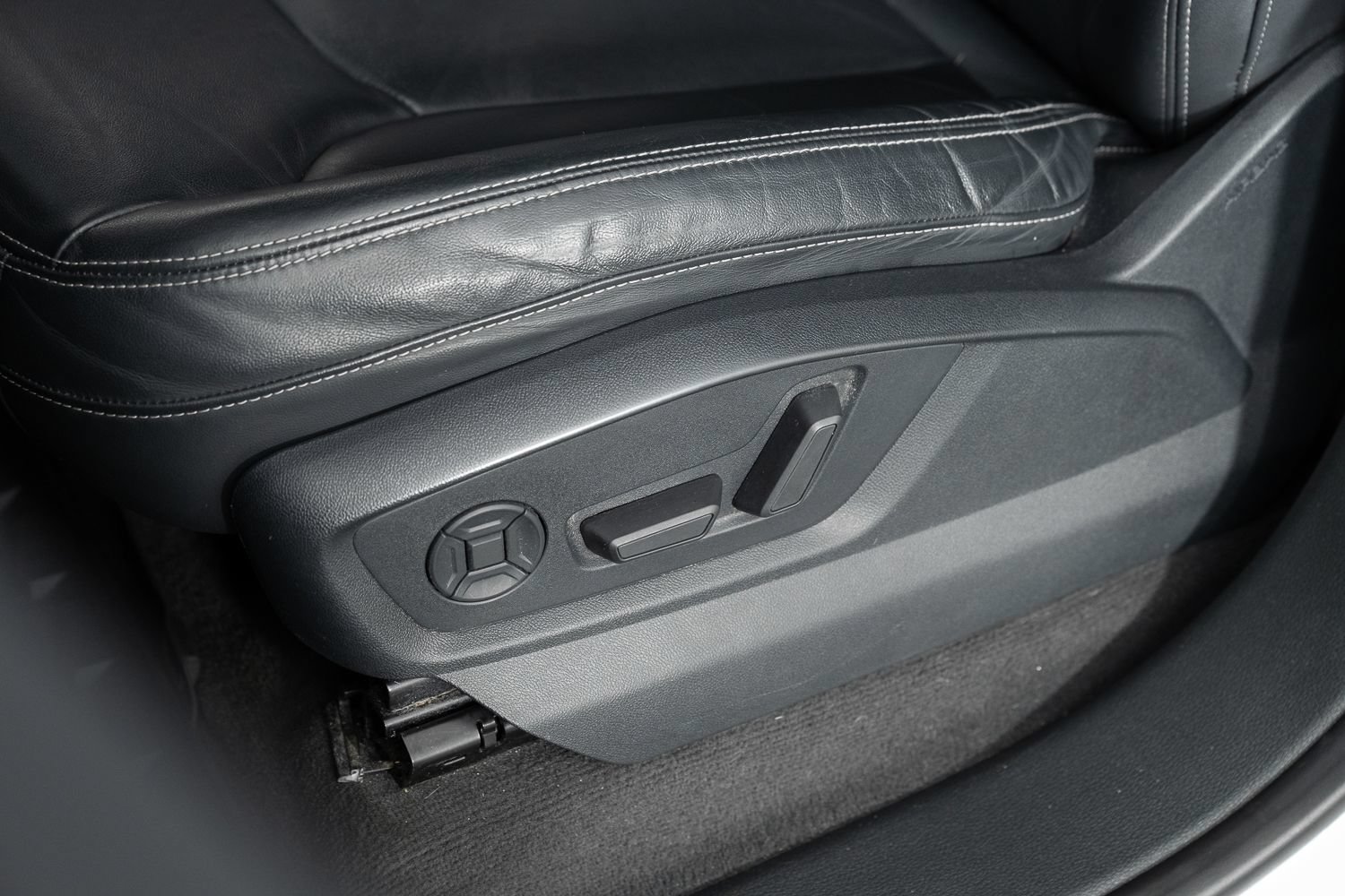 Used 2019 Audi Q8 Premium w/ Convenience Package AWD/4WD image 16