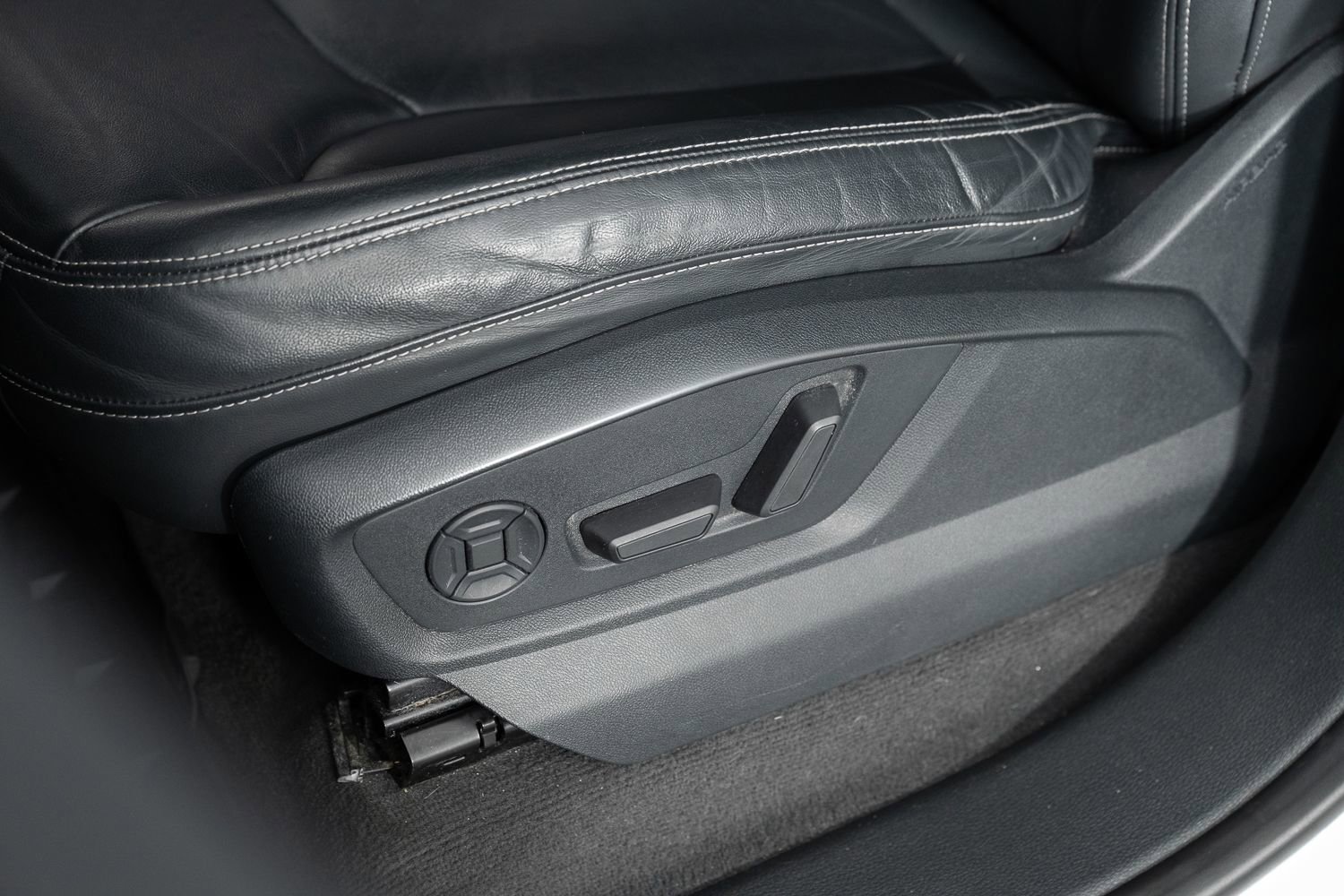 Used 2019 Audi Q8 Premium w/ Convenience Package image 16