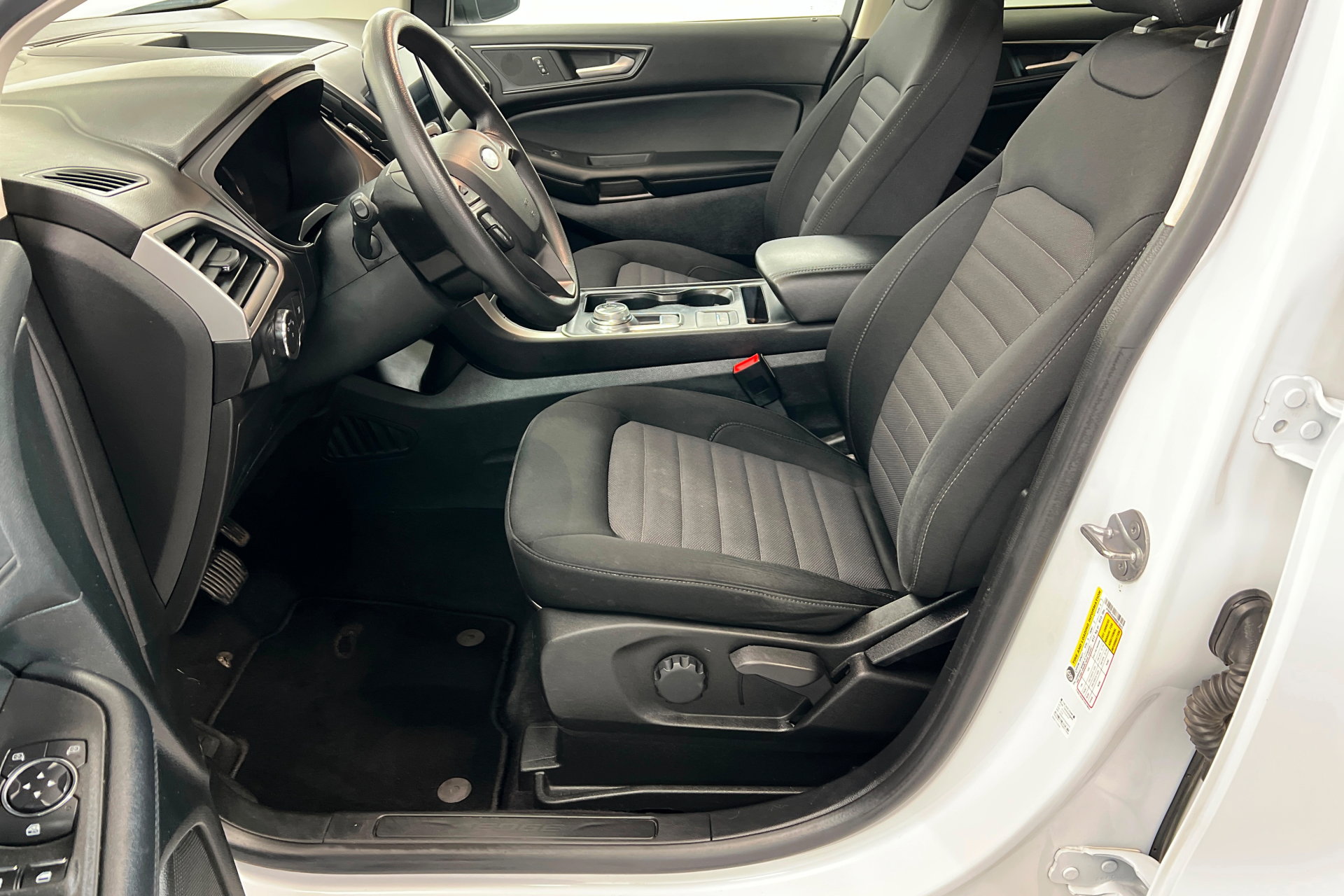 Used 2022 Ford Edge SE w/ Black Appearance Package image 17