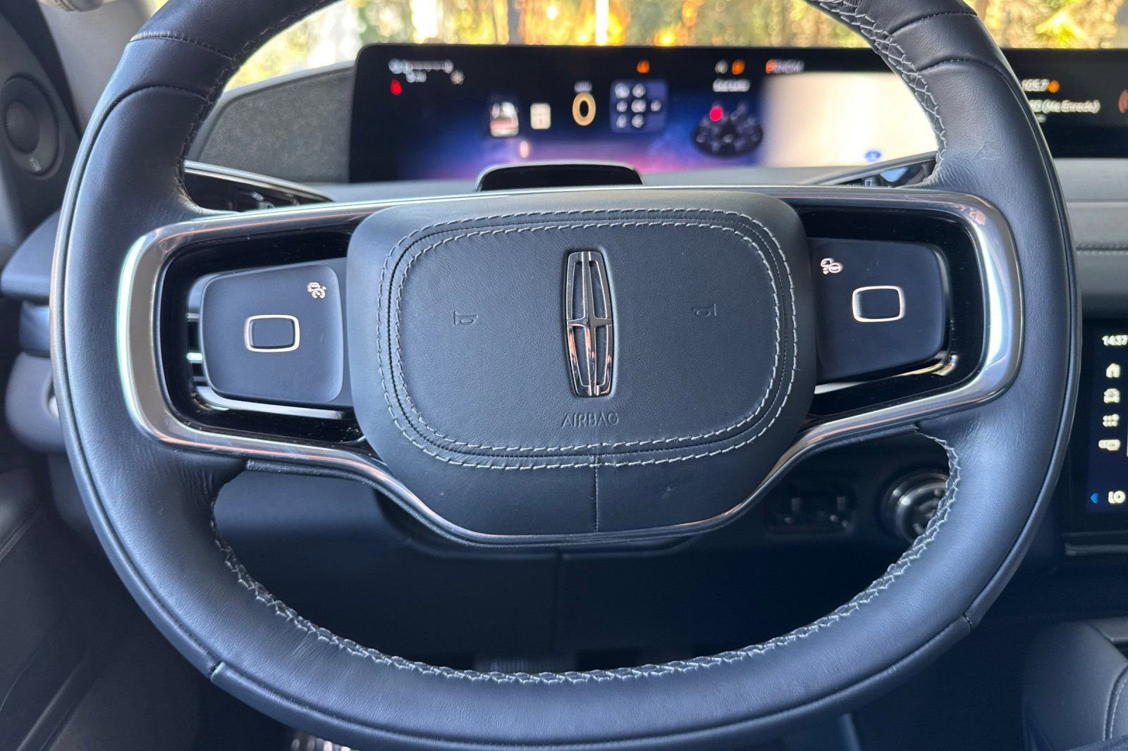 Certified 2025 Lincoln Navigator L Reserve image 23