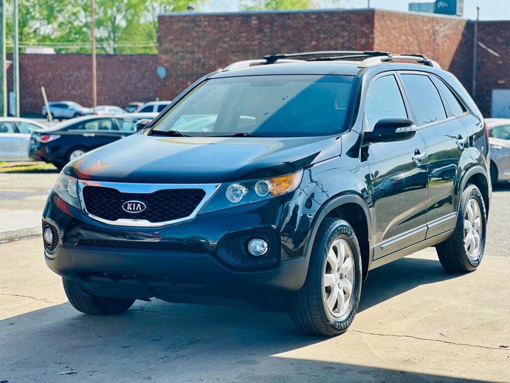 Used 2011 Kia Sorento LX w/ Convenience Pkg image 2