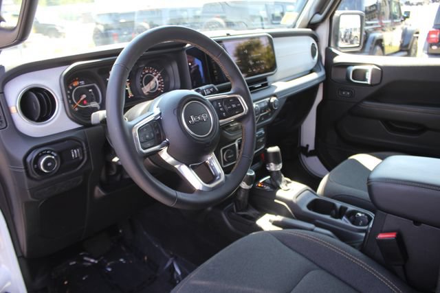 Used 2025 Jeep Wrangler Unlimited Sahara AWD/4WD image 3