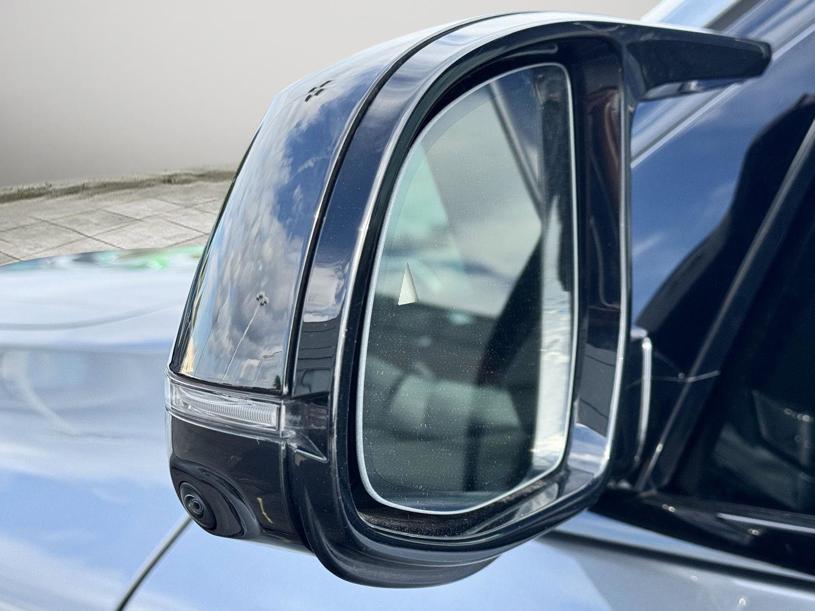 Used 2025 BMW X7 M60i image 70