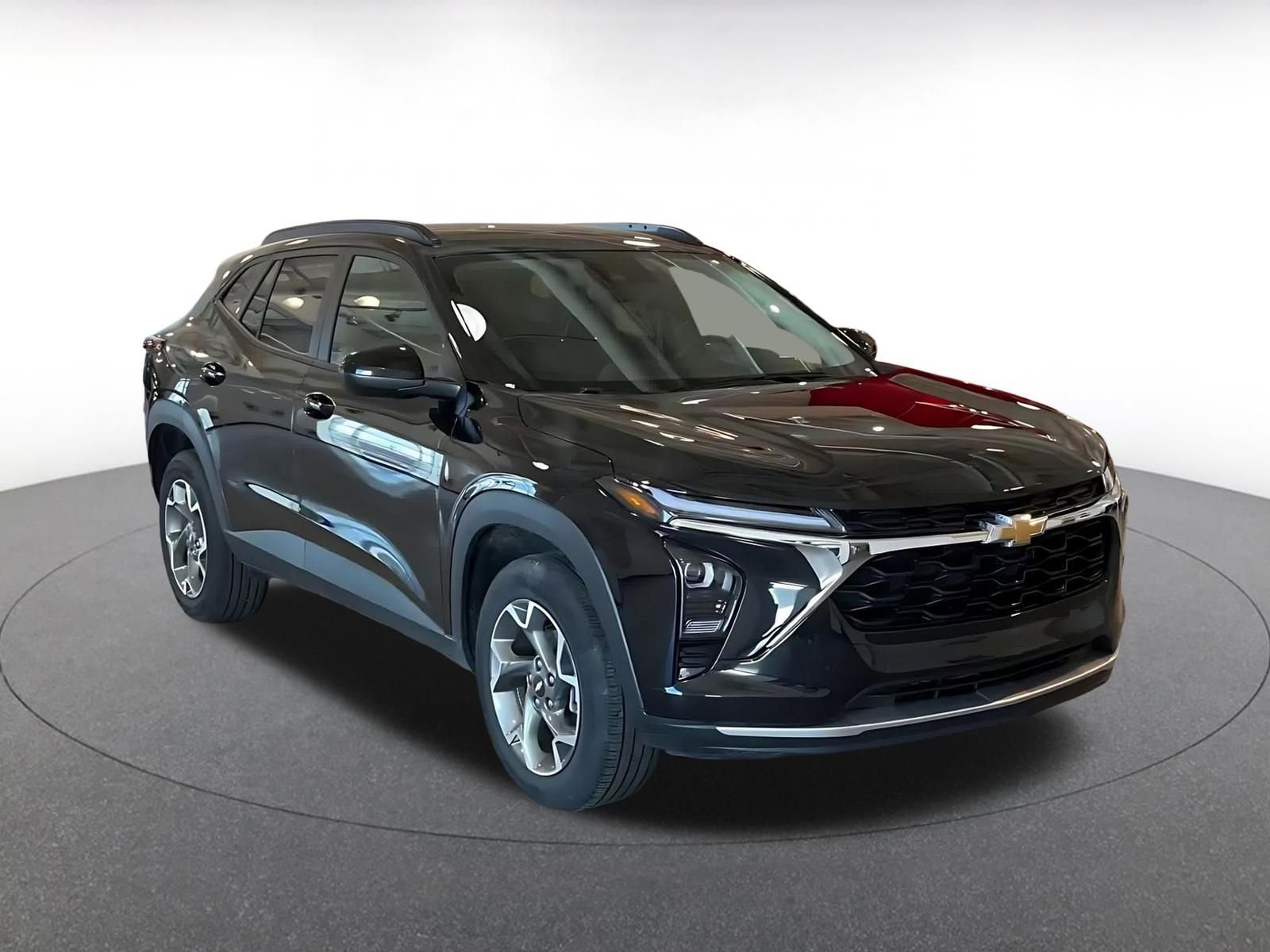 Used 2025 Chevrolet Trax LT w/ LT Convenience Package FWD image 3