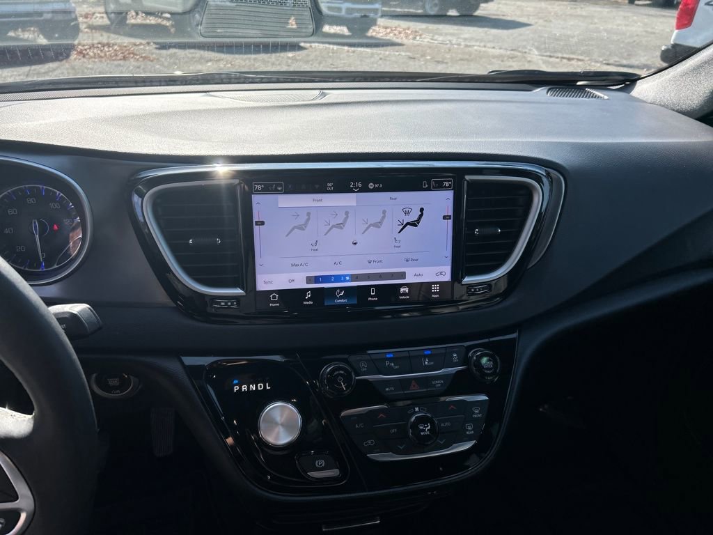 Used 2025 Chrysler Pacifica Select image 17