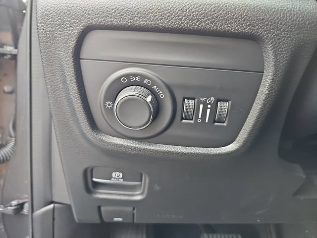 Used 2025 Jeep Grand Cherokee L Laredo w/ Luxury Tech Group I RWD image 24
