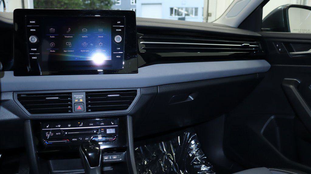 Used 2025 Volkswagen Jetta SE FWD image 26
