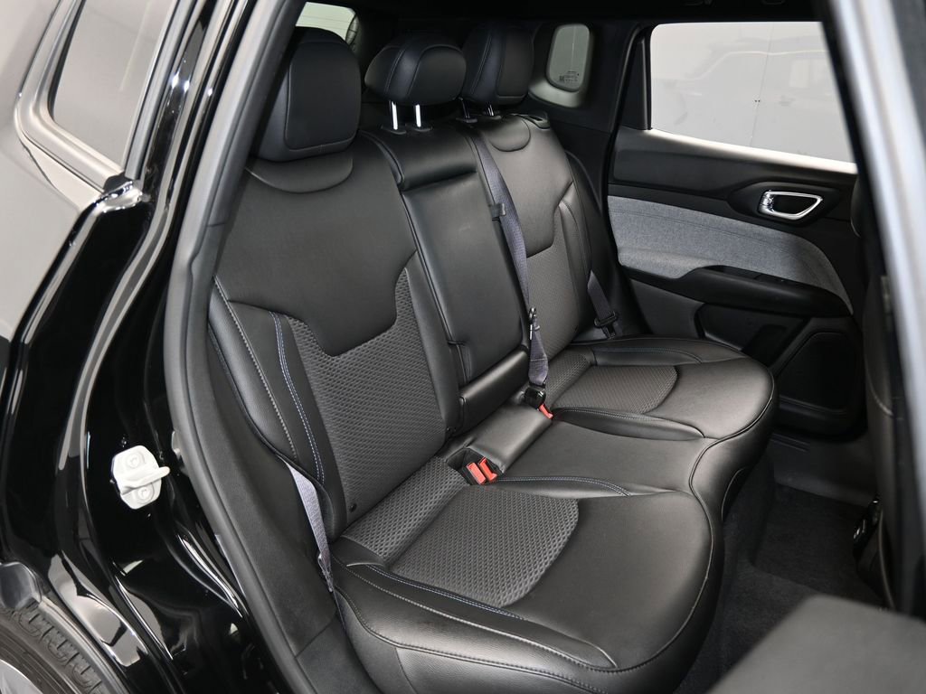 Used 2024 Jeep Compass Latitude image 38