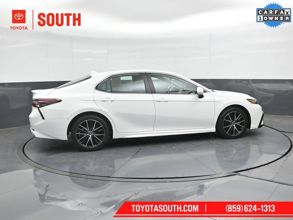 Used 2024 Toyota Camry SE image 3
