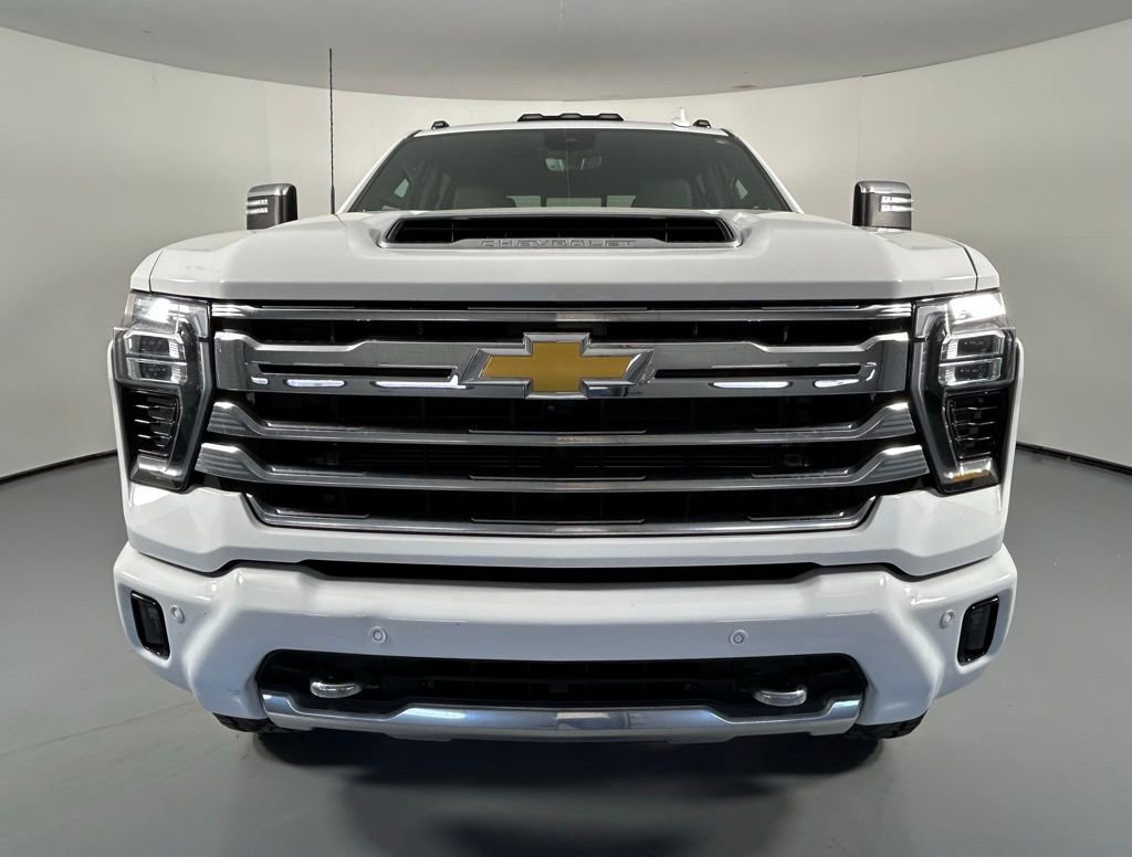Used 2024 Chevrolet Silverado 2500 High Country w/ High Country Premium Package AWD/4WD image 2