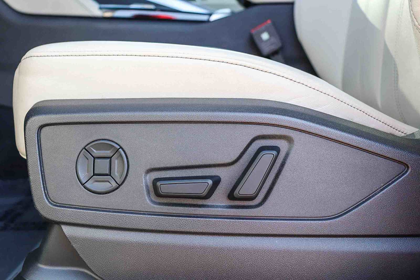 Used 2025 Audi Q5 Premium w/ Convenience Package image 25