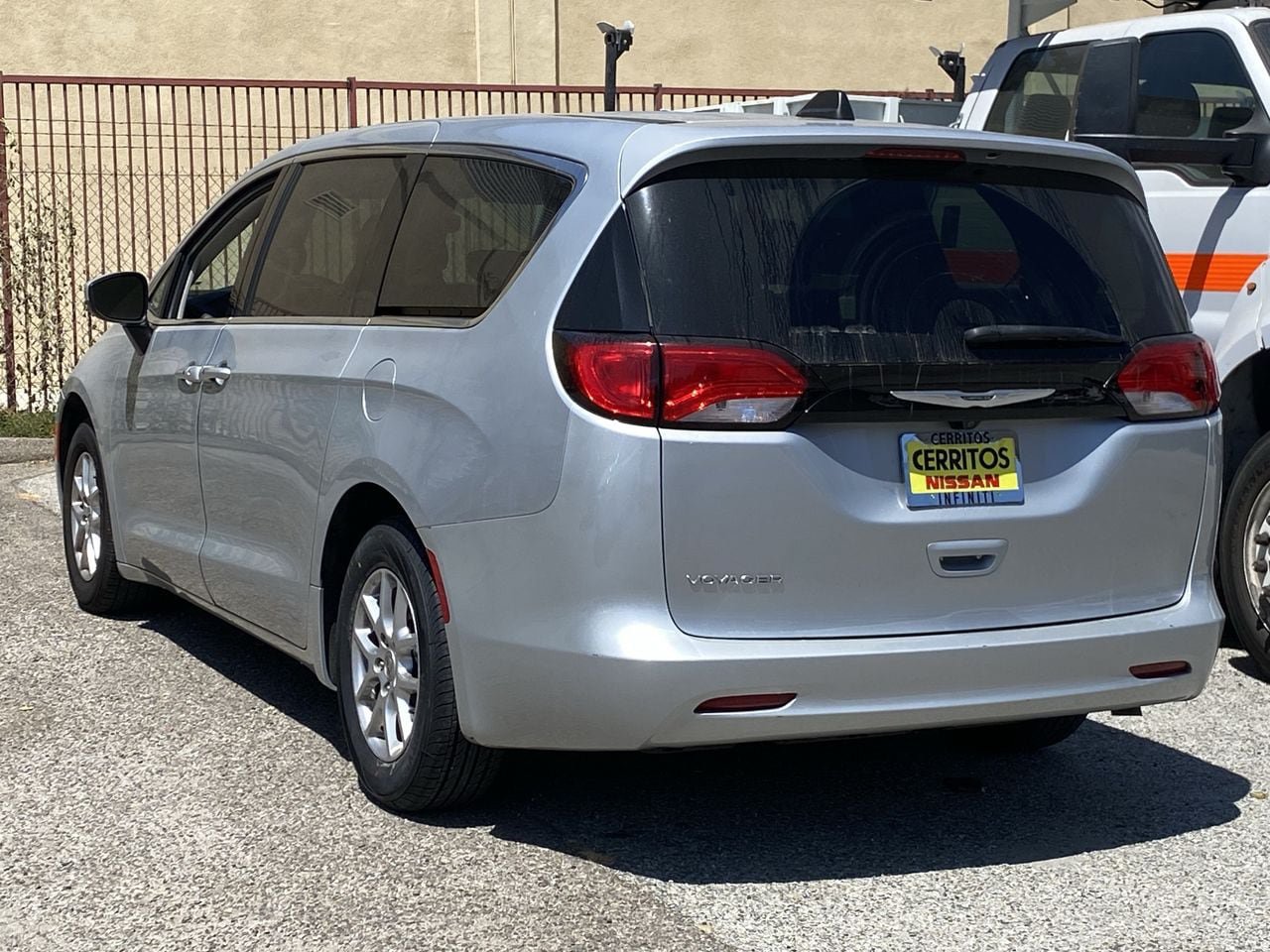 Used 2023 Chrysler Voyager LX FWD image 4