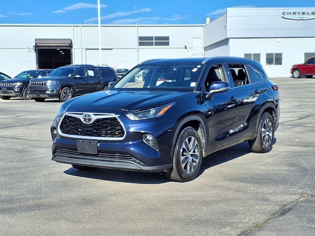 Used 2022 Toyota Highlander XLE FWD image 2