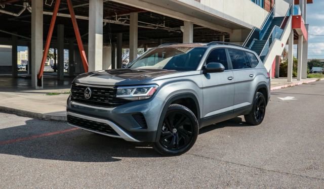 Used 2023 Volkswagen Atlas SE w/ Black Wheel Package