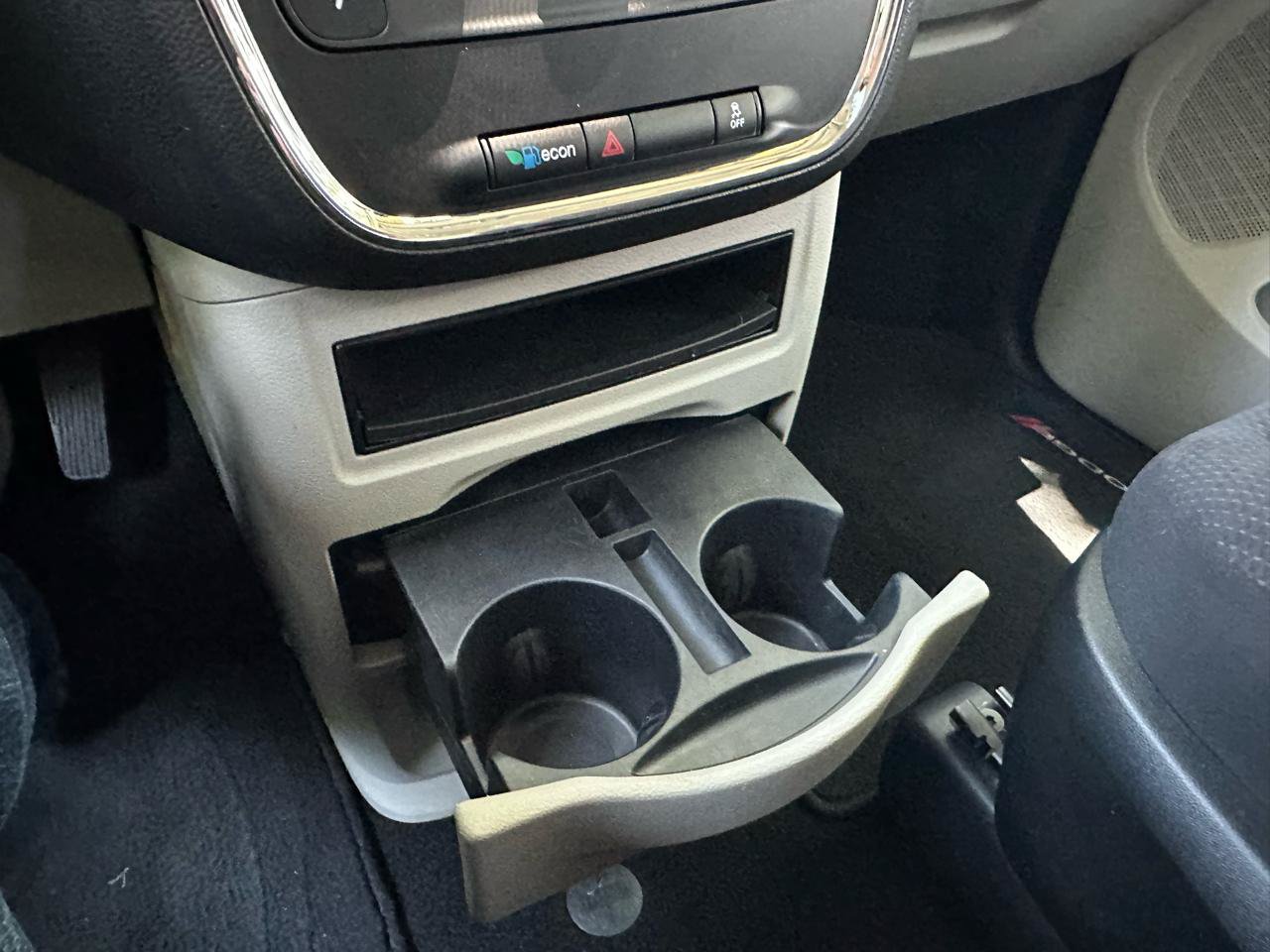 Used 2015 Dodge Grand Caravan American Value Package w/ UConnect Hands-Free Group FWD image 18