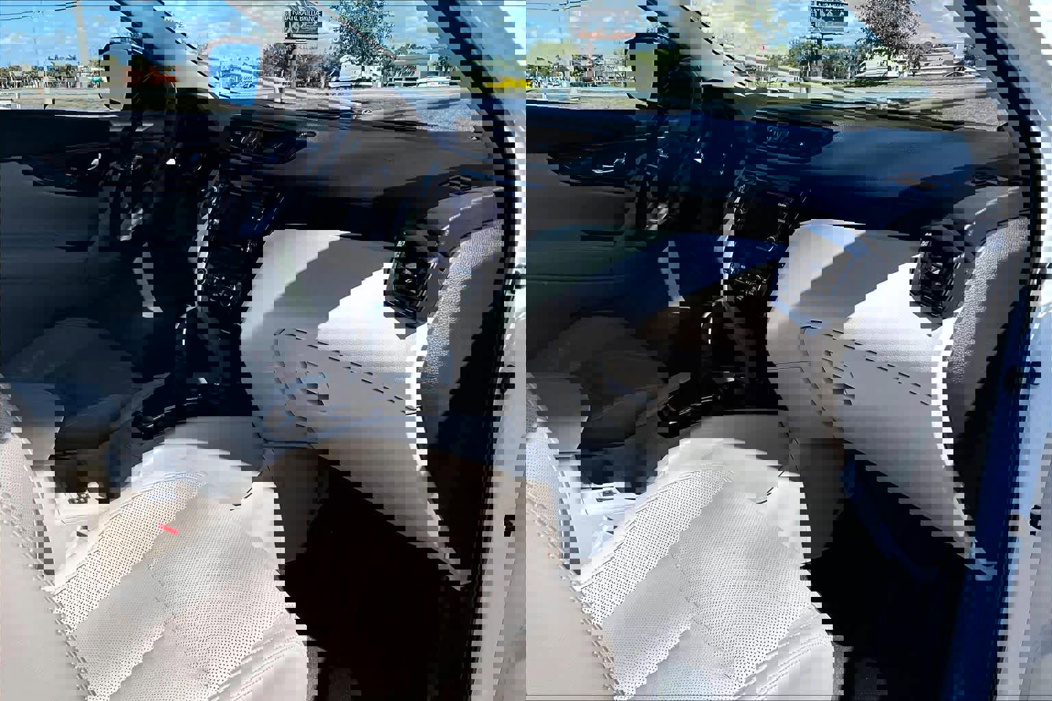 Used 2021 Nissan Rogue Sport SL w/ Premium Package image 19