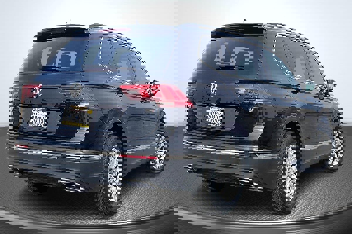 Used 2018 Volkswagen Tiguan SE w/ Panoramic Sunroof Package FWD image 13