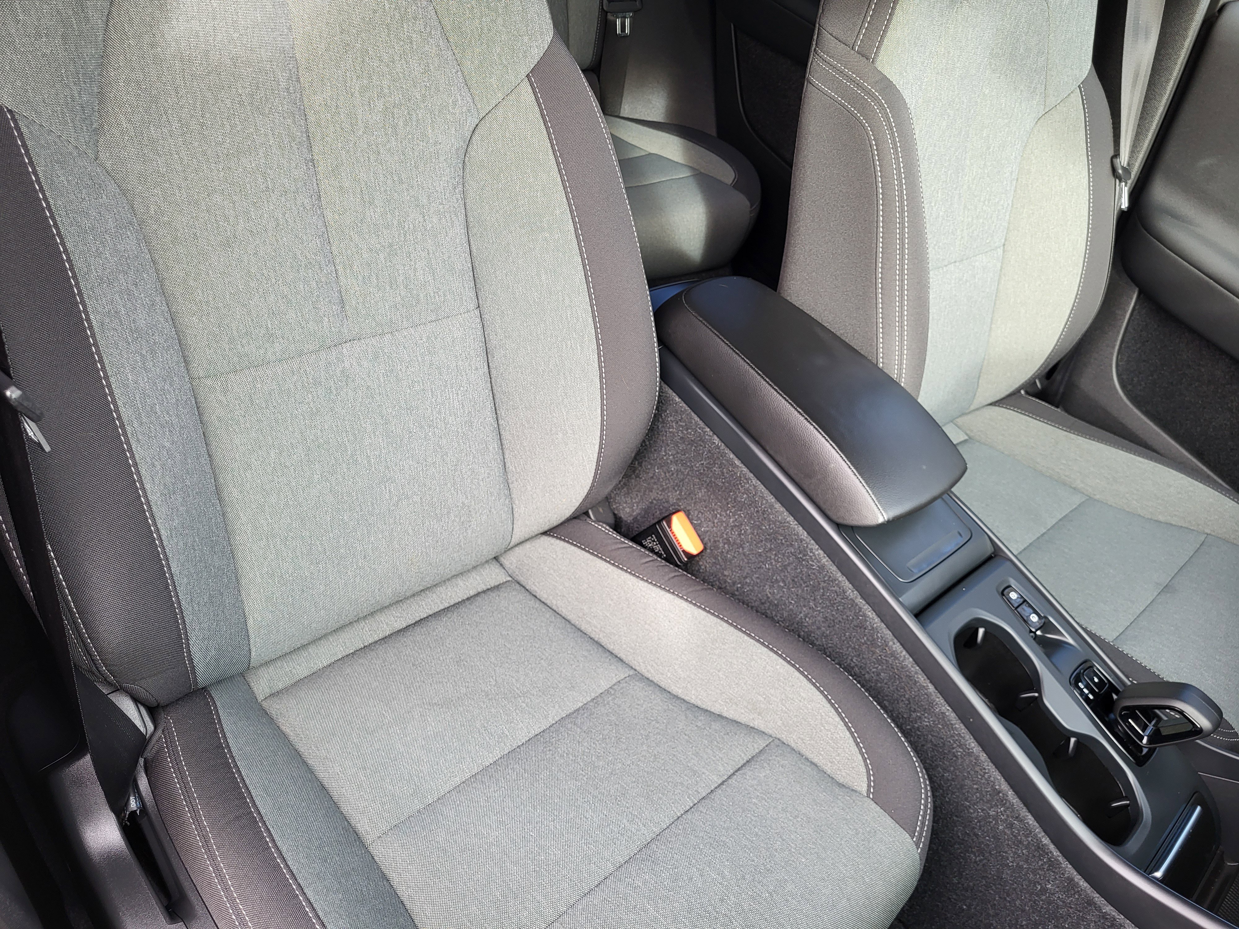 Used 2023 Volvo XC40 B5 Core image 16