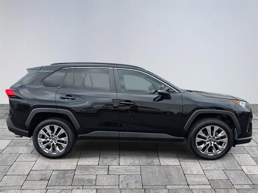 Used 2020 Toyota RAV4 XLE Premium image 8