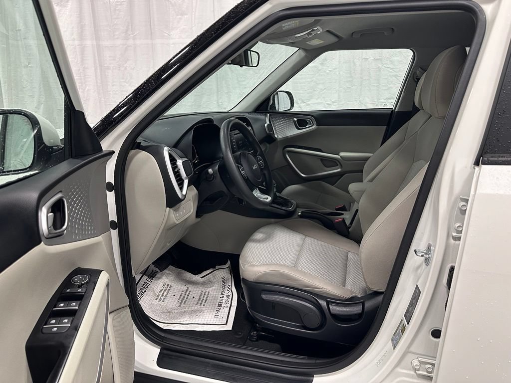 Used 2023 Kia Soul LX w/ LX Technology Package FWD image 10