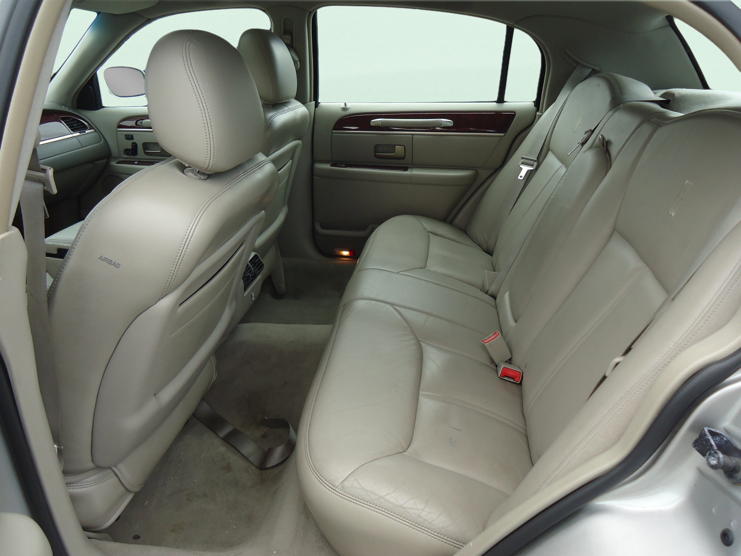 Used 2003 Lincoln Town Car Cartier RWD image 25