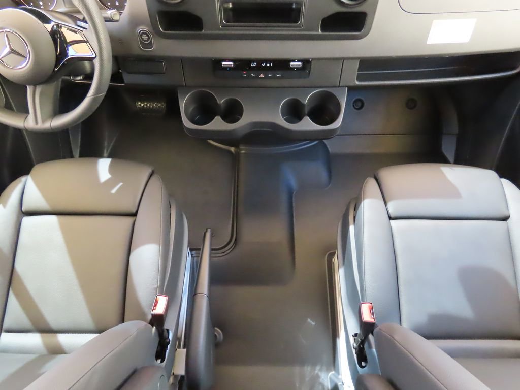 Used 2025 Mercedes-Benz Sprinter 2500 image 16