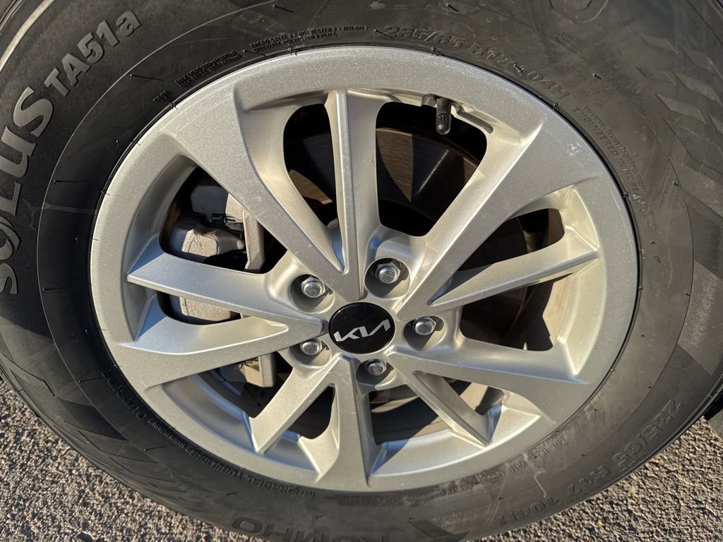 Used 2024 Kia Carnival LX image 32