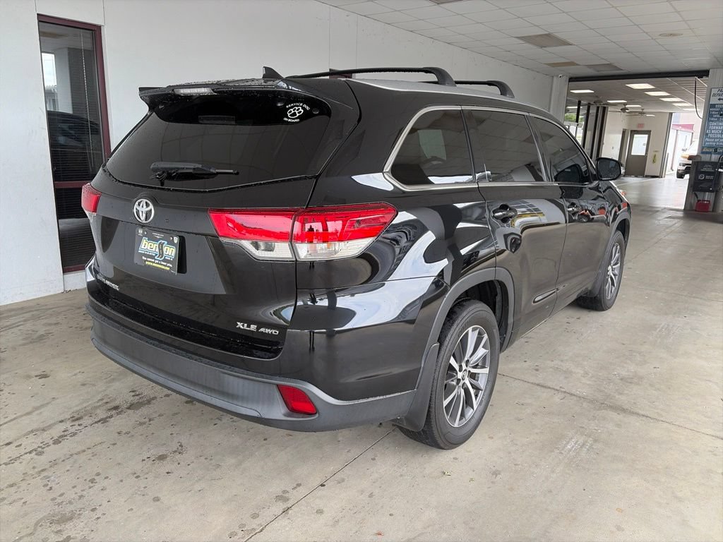 Used 2017 Toyota Highlander XLE AWD/4WD image 4