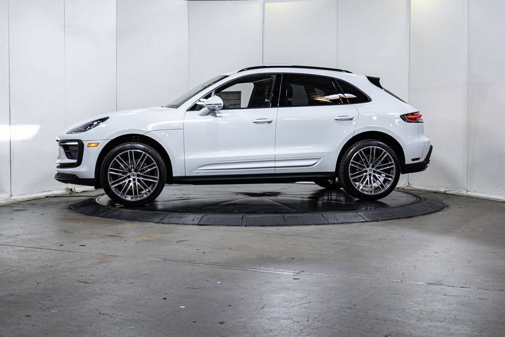 Certified 2025 Porsche Macan AWD/4WD image 2