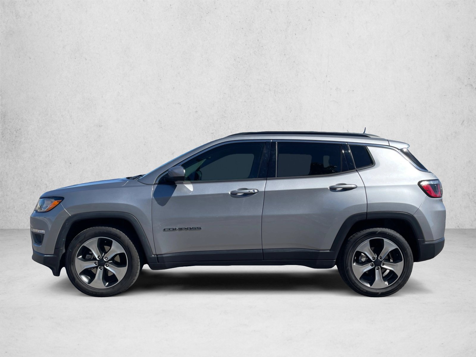 Used 2017 Jeep Compass Latitude w/ Popular Equipment Group FWD image 8