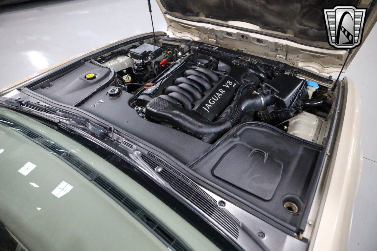 Used 2001 Jaguar XJ8 image 13