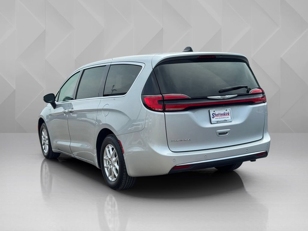 Used 2023 Chrysler Pacifica Touring-L FWD image 5