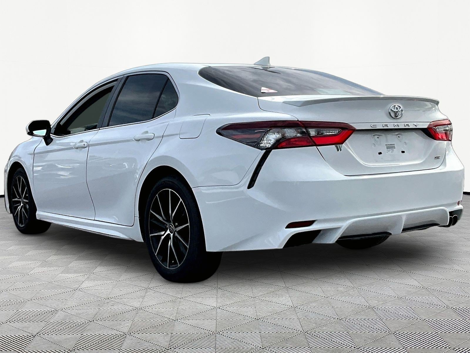 Used 2024 Toyota Camry SE FWD image 4
