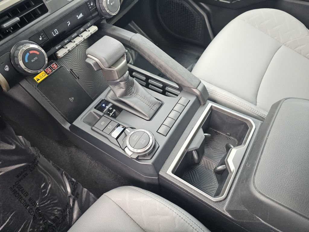 Used 2025 Toyota Tacoma SR5 AWD/4WD image 37