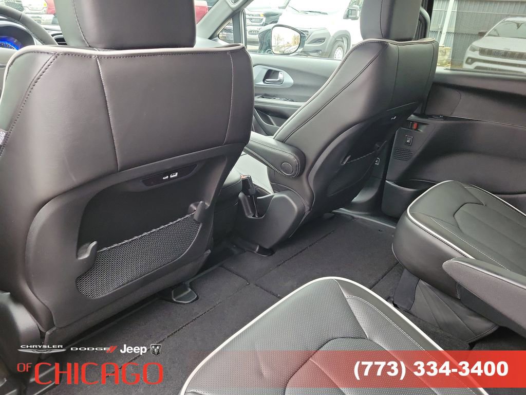 New 2026 Chrysler Pacifica Limited image 12