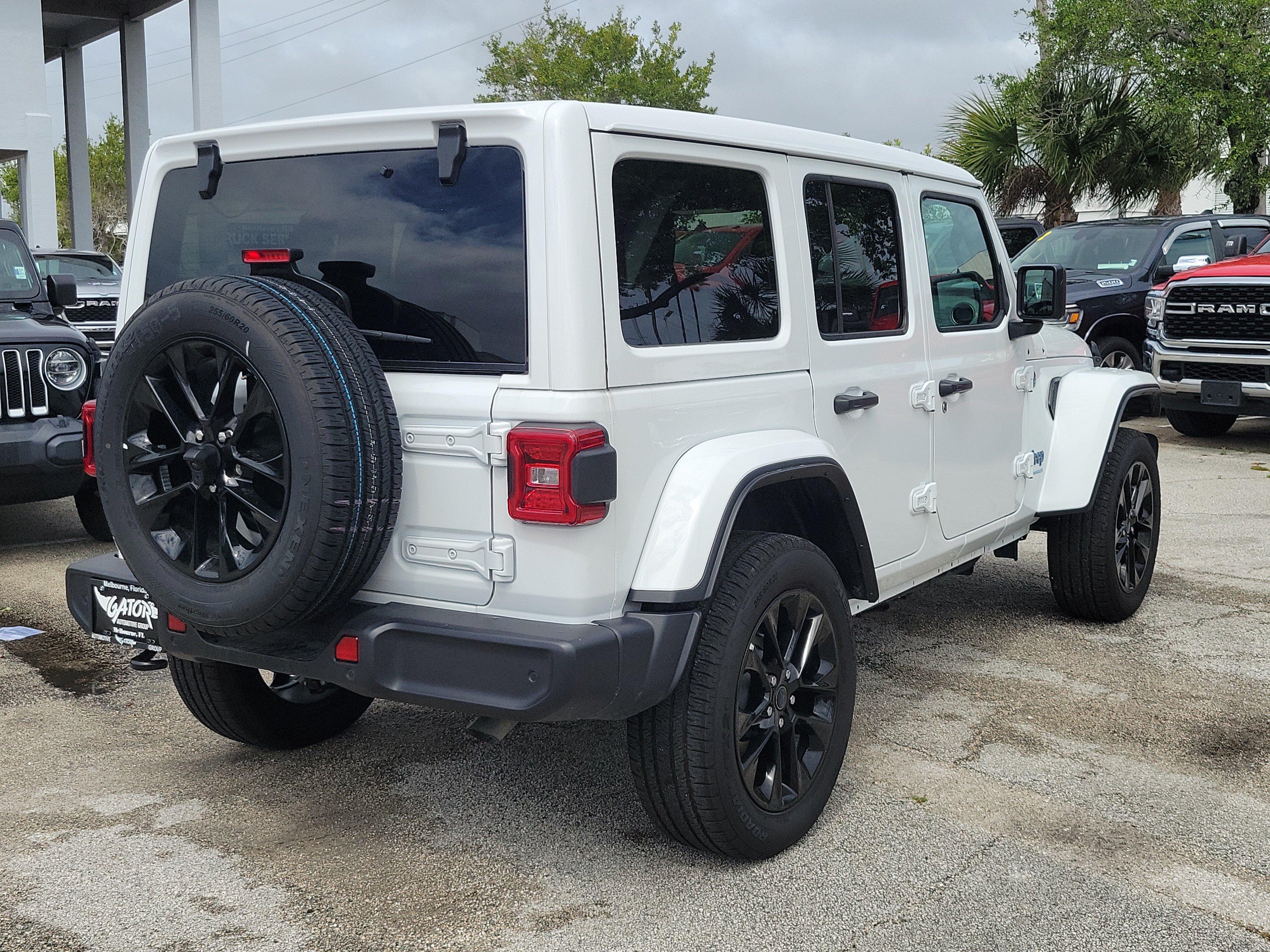 Used 2025 Jeep Wrangler Unlimited Sahara w/ Safety Group AWD/4WD image 4