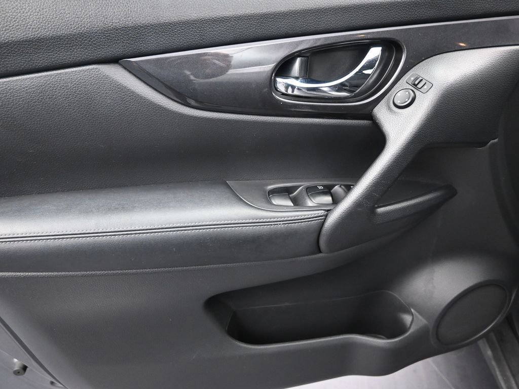 Used 2018 Nissan Rogue S image 12