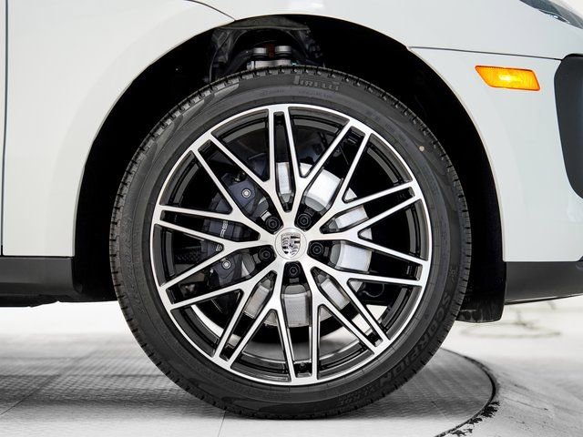 Certified 2025 Porsche Macan image 32