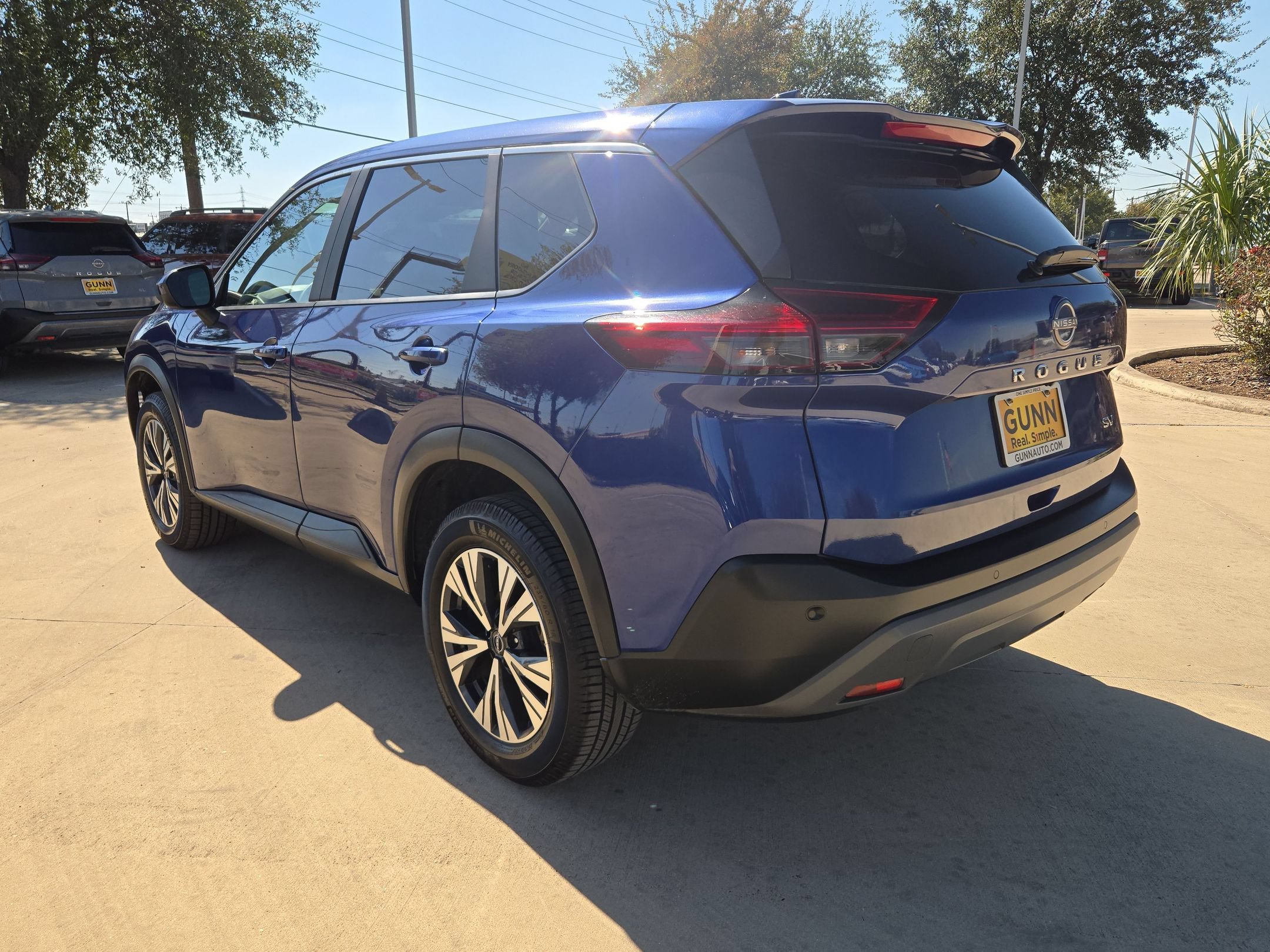 Used 2023 Nissan Rogue SV FWD image 5