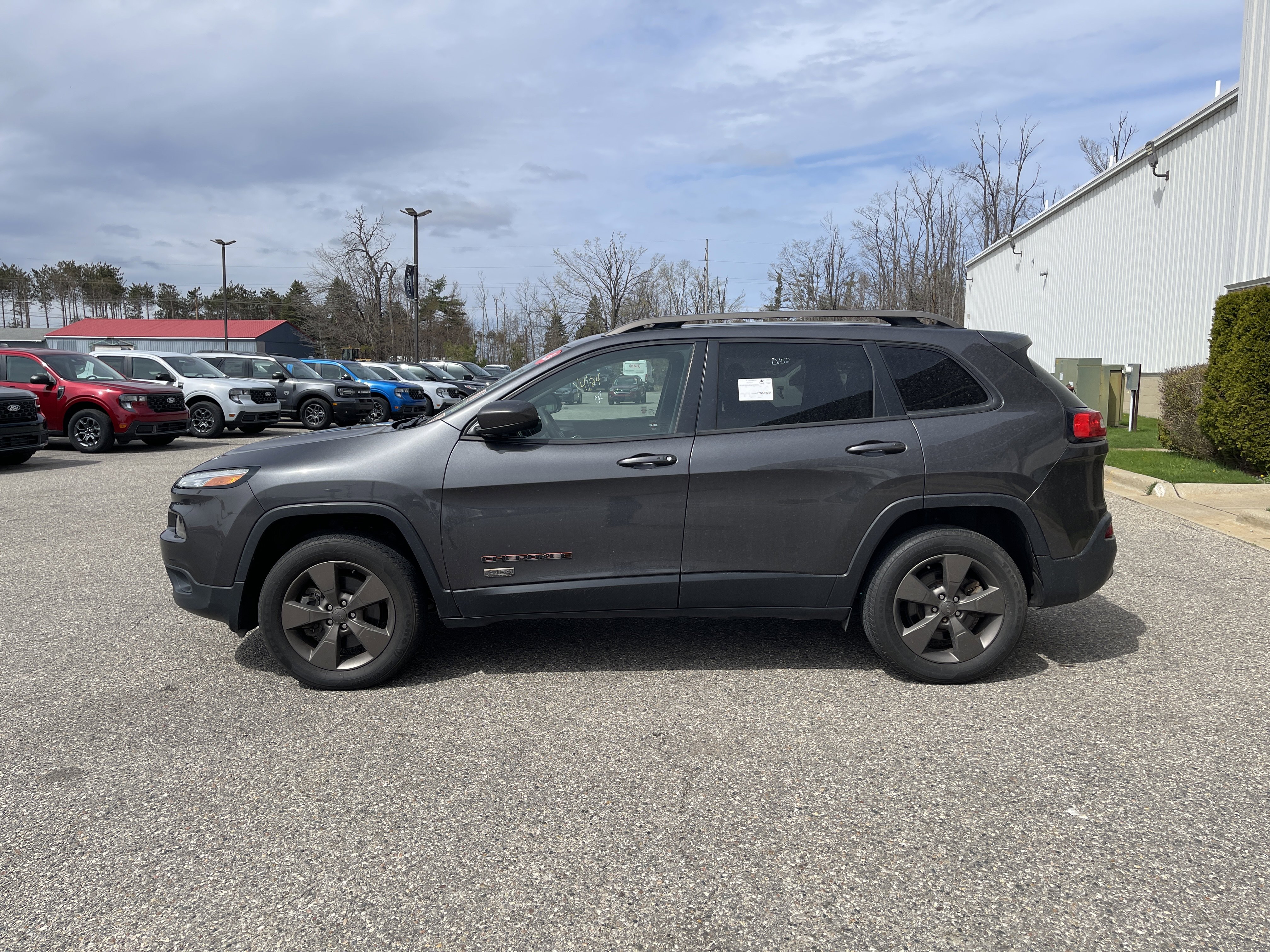 Used 2017 Jeep Cherokee Latitude AWD/4WD image 7