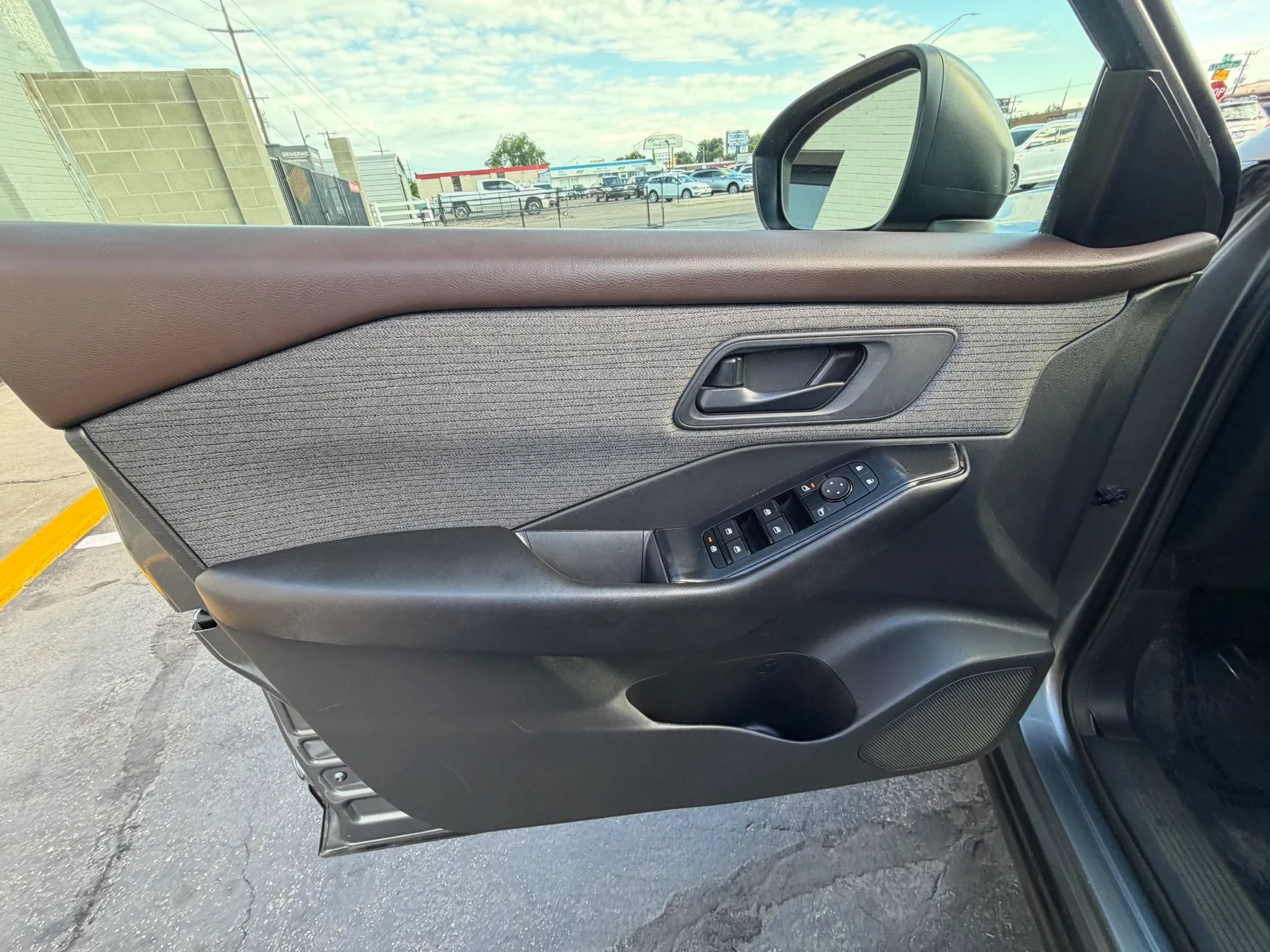 Used 2023 Nissan Rogue S AWD/4WD image 11