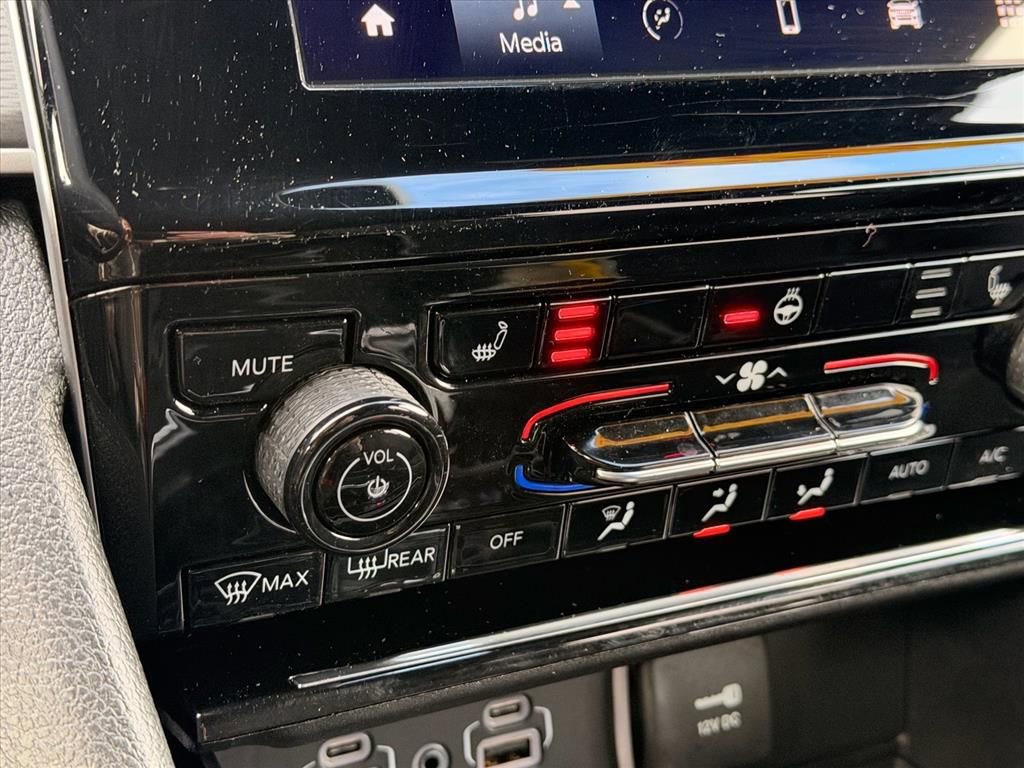 Used 2025 Jeep Grand Cherokee Laredo w/ Luxury Tech Group I AWD/4WD image 18