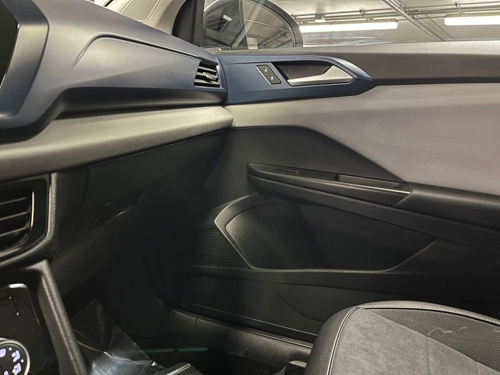 Used 2023 Volkswagen Taos SE image 31