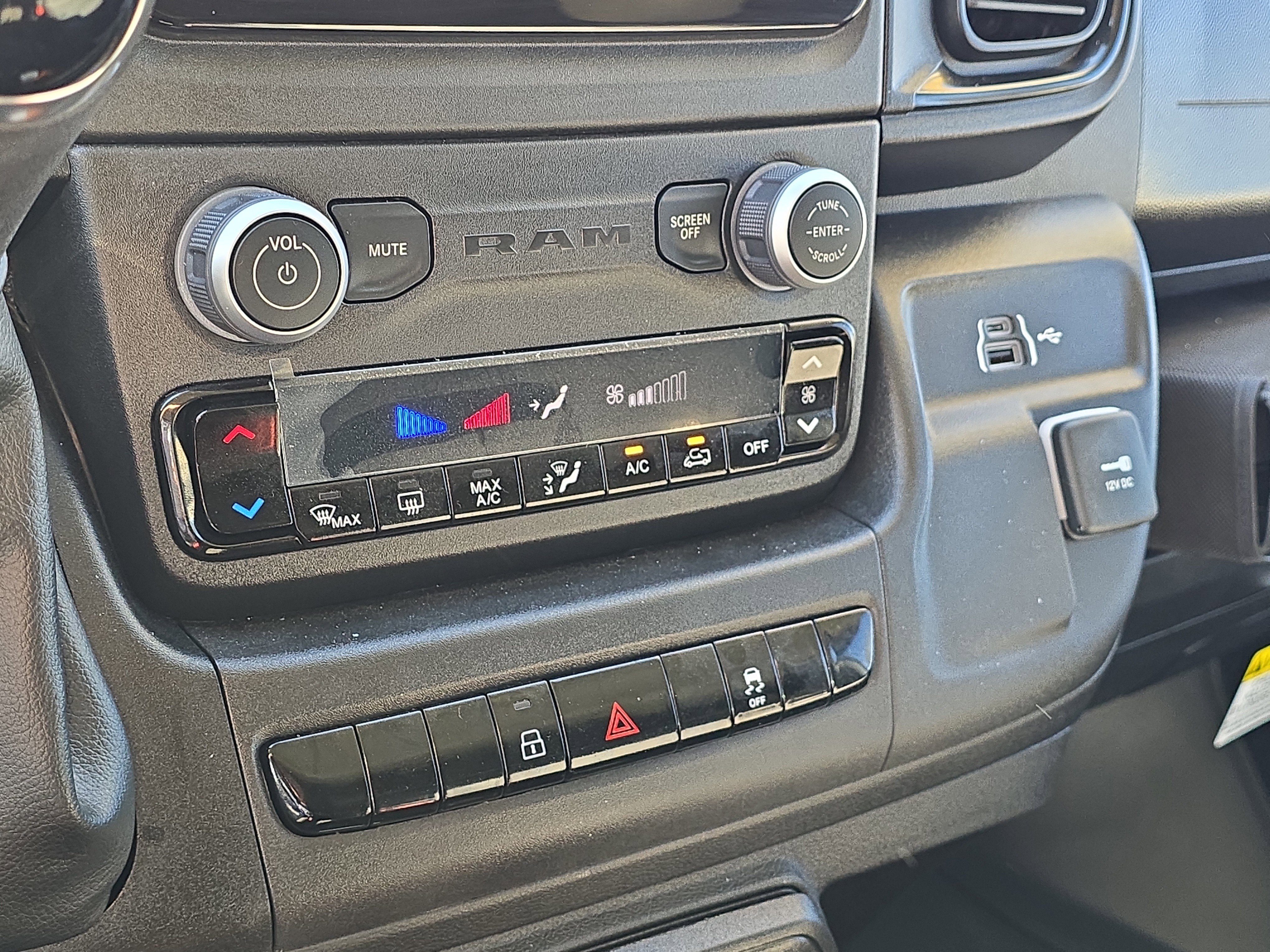 Used 2025 RAM ProMaster 2500 w/ Convenience Group image 21