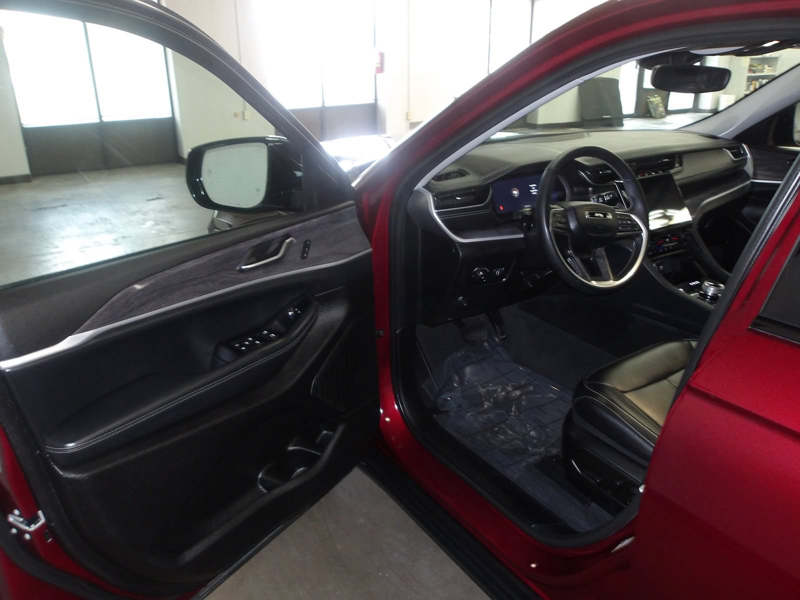 Used 2023 Jeep Grand Cherokee Limited AWD/4WD image 8