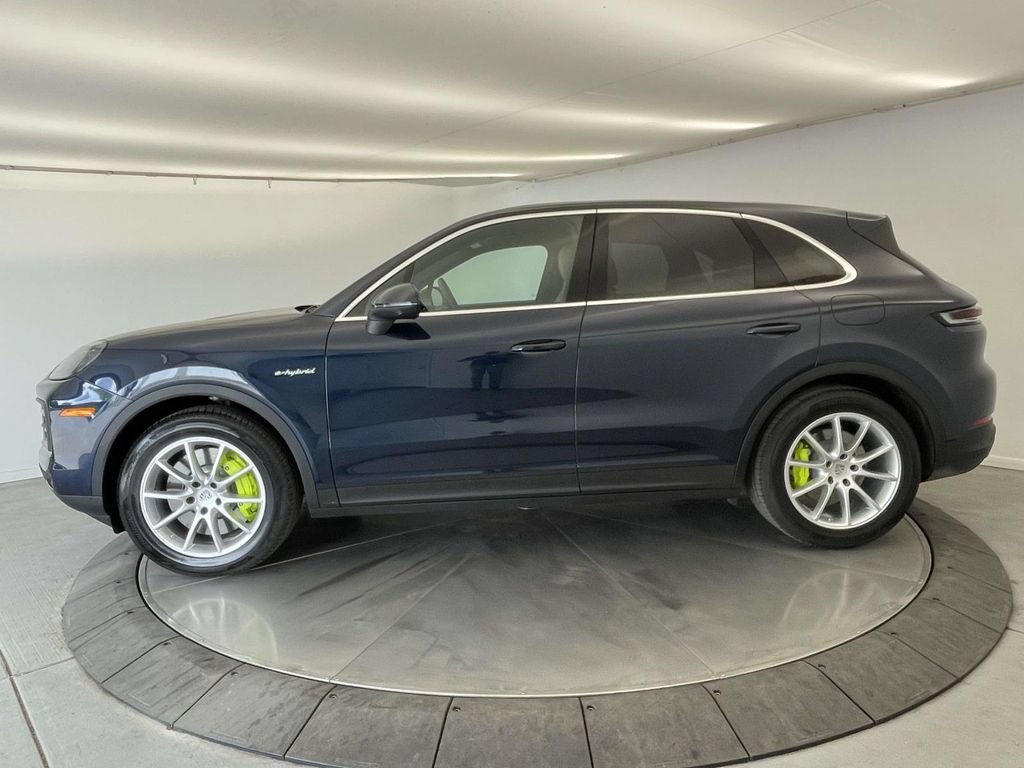 Certified 2024 Porsche Cayenne AWD/4WD image 2