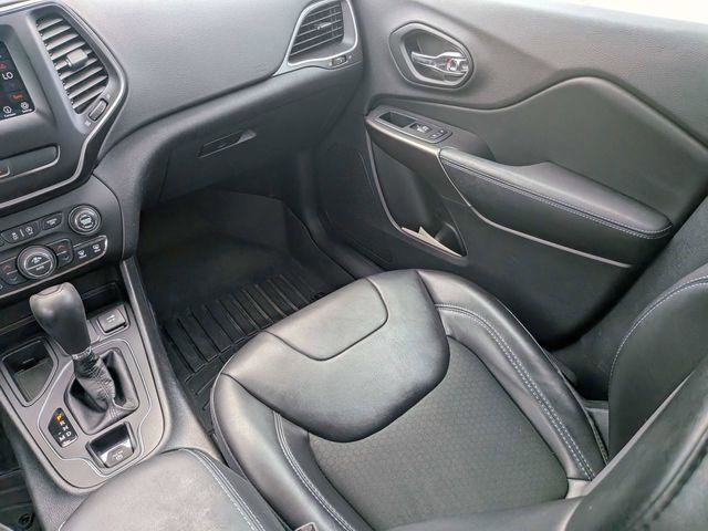 Certified 2019 Jeep Cherokee Latitude Plus w/ Comfort/Convenience Group FWD image 20
