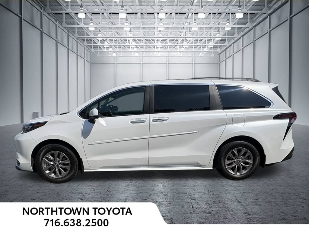 Used 2025 Toyota Sienna XLE w/ XLE Plus Package FWD image 2