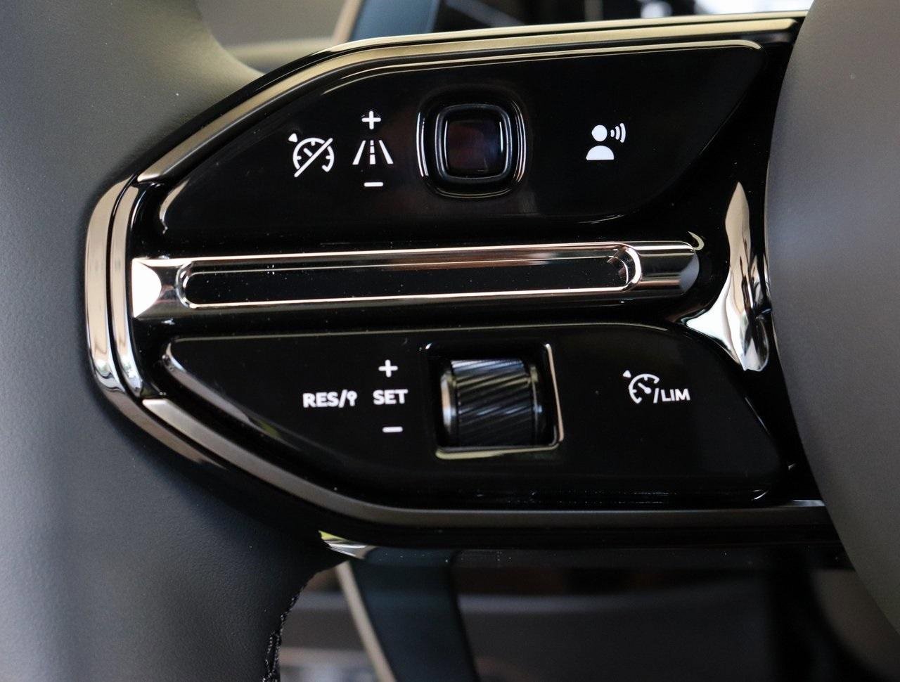 Used 2025 Aston Martin V8 Vantage Coupe image 18